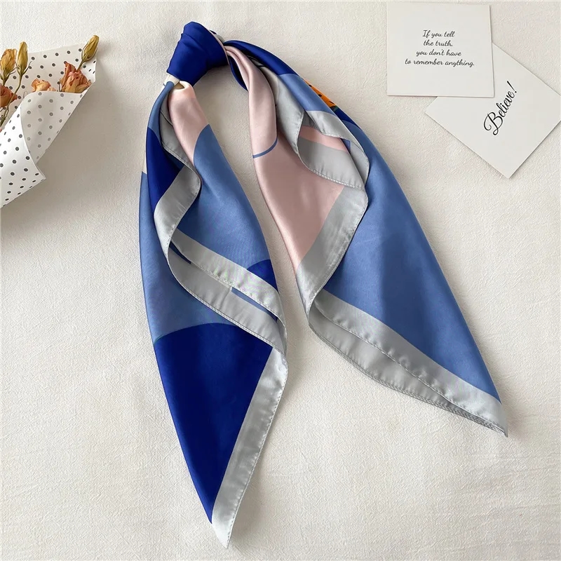 Pañuelo elegante que se puede llevar como bufanda o bandana