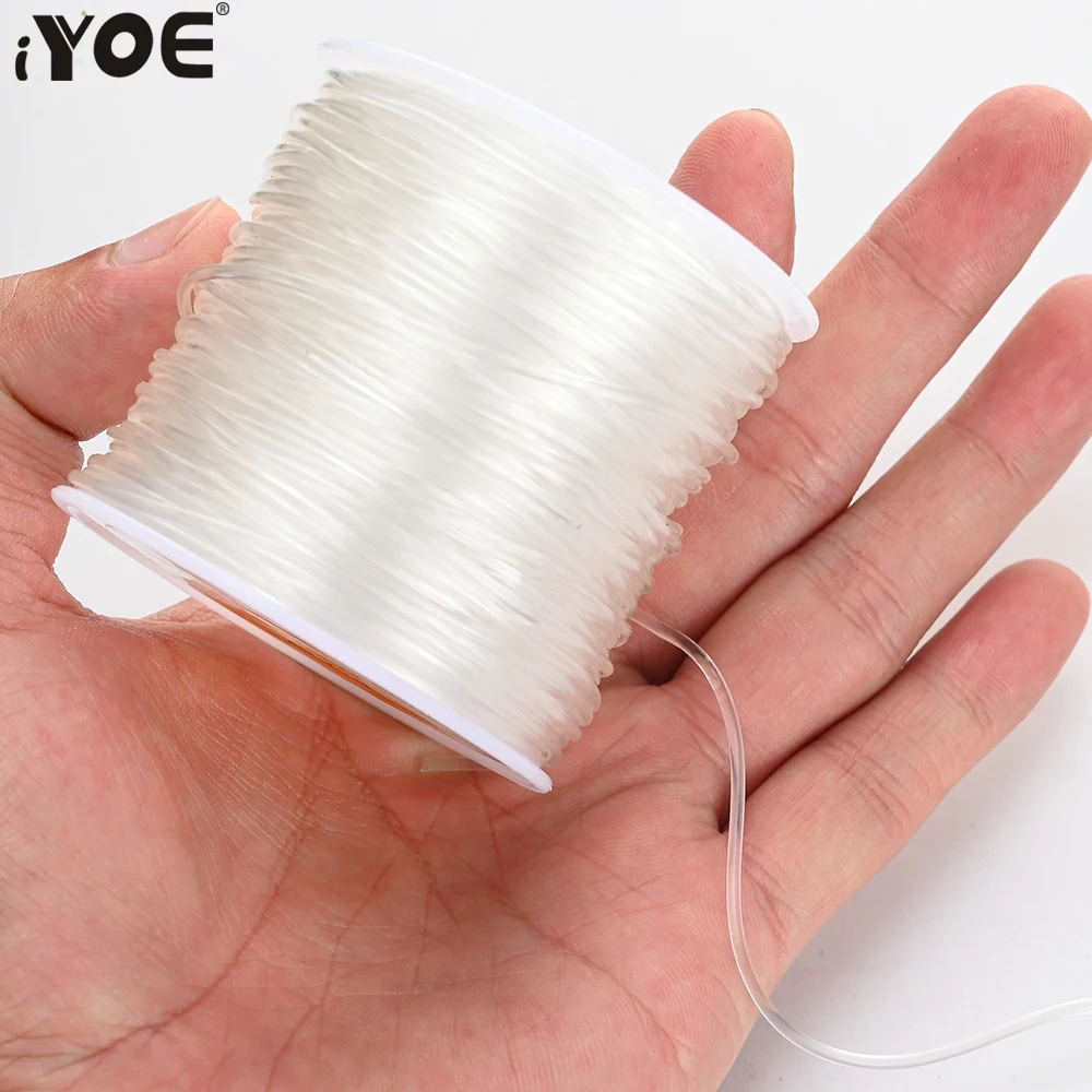 Nahaufnahme der Verpackung des transparenten elastischen Fadens für Basteleien
