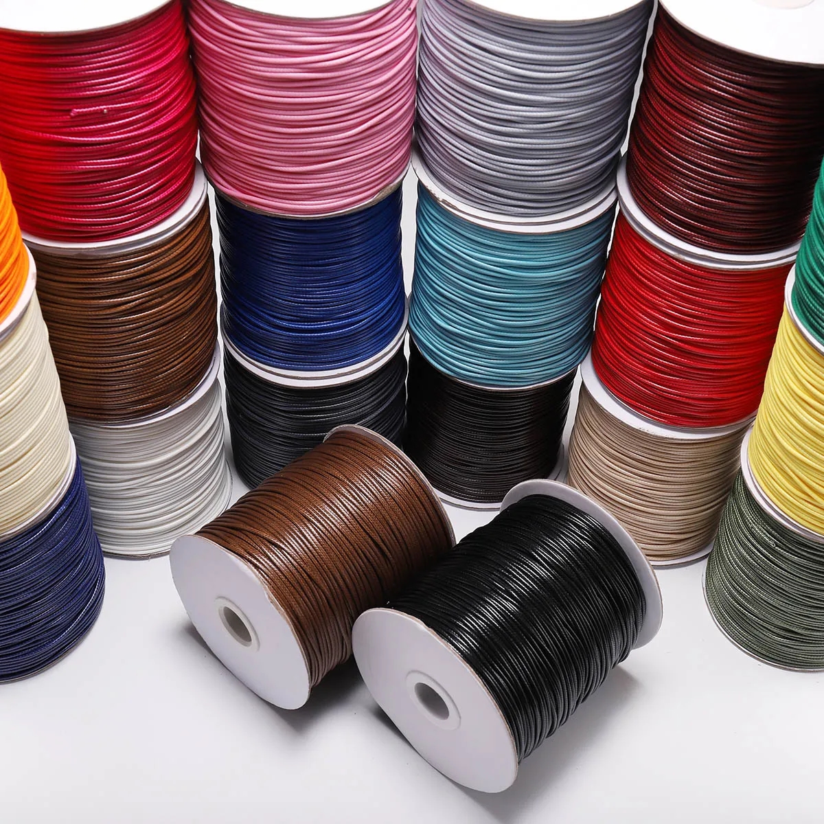Spool with 10-meter waxed cotton cord in various colors