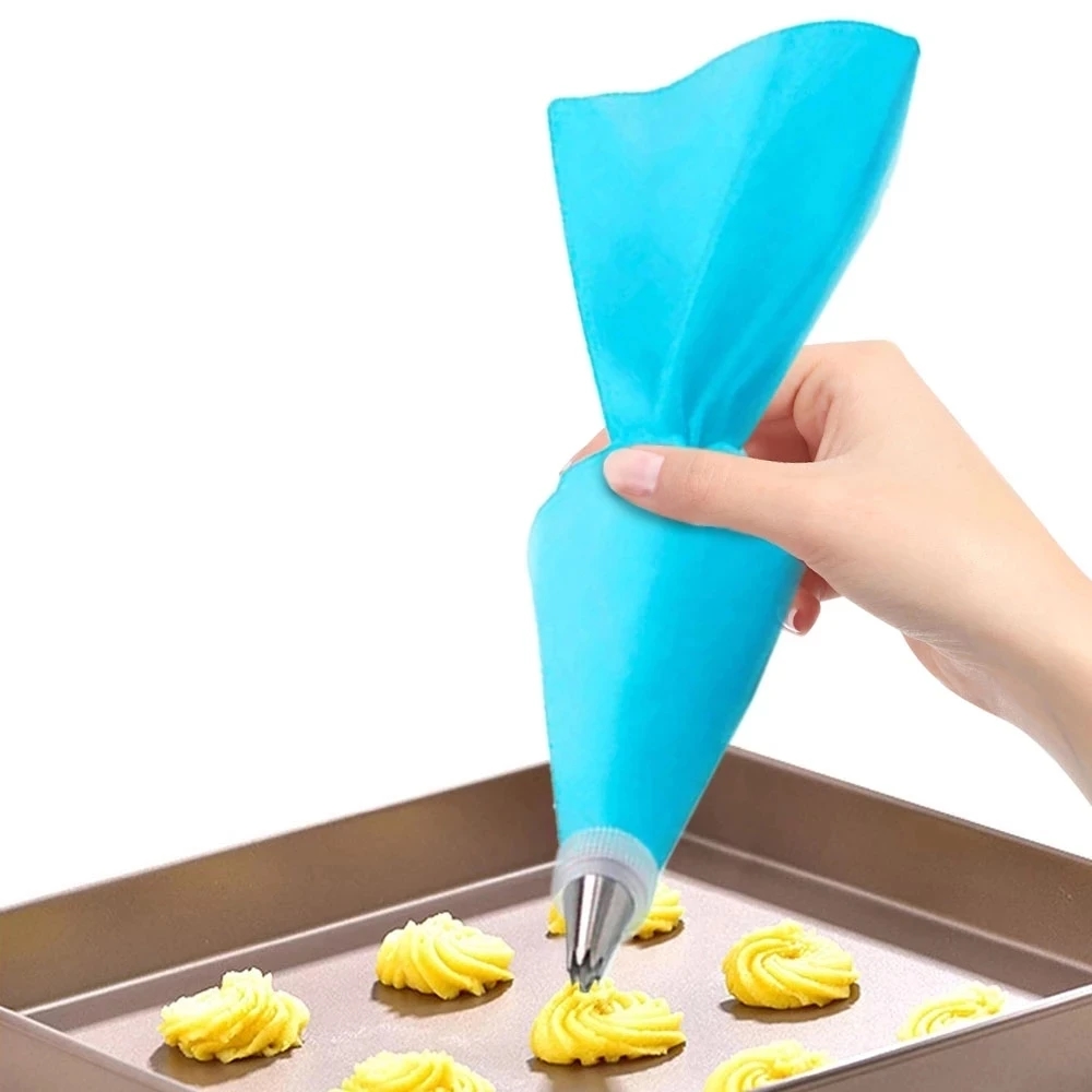Set of nozzles for creating smooth and ridged stripes on cakes