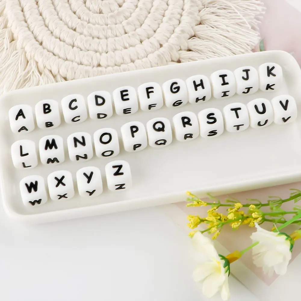Close-up do conjunto de contas de silicone com letras inglesas