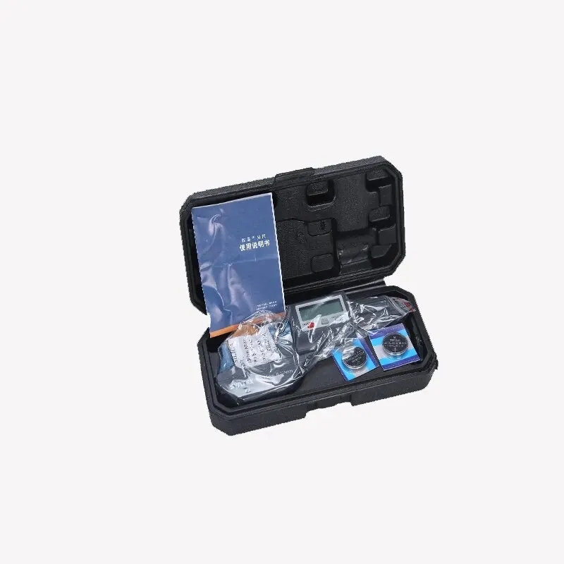 Foto, das die kompakten Abmessungen und Ergonomie des elektronischen Mikrometers zeigt