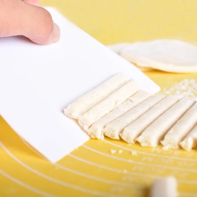 Spatula assists in preparing and decorating pastries