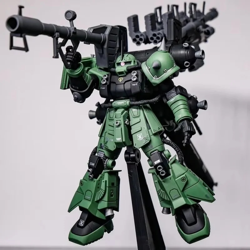 Detailliertes Modell 1/144 des grünen Mechs ZAKU mit sorgfältig ausgearbeiteten Farbelementen