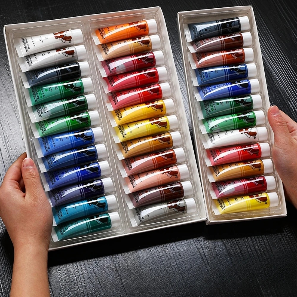 Mujer pintando un cuadro con pinturas acrílicas