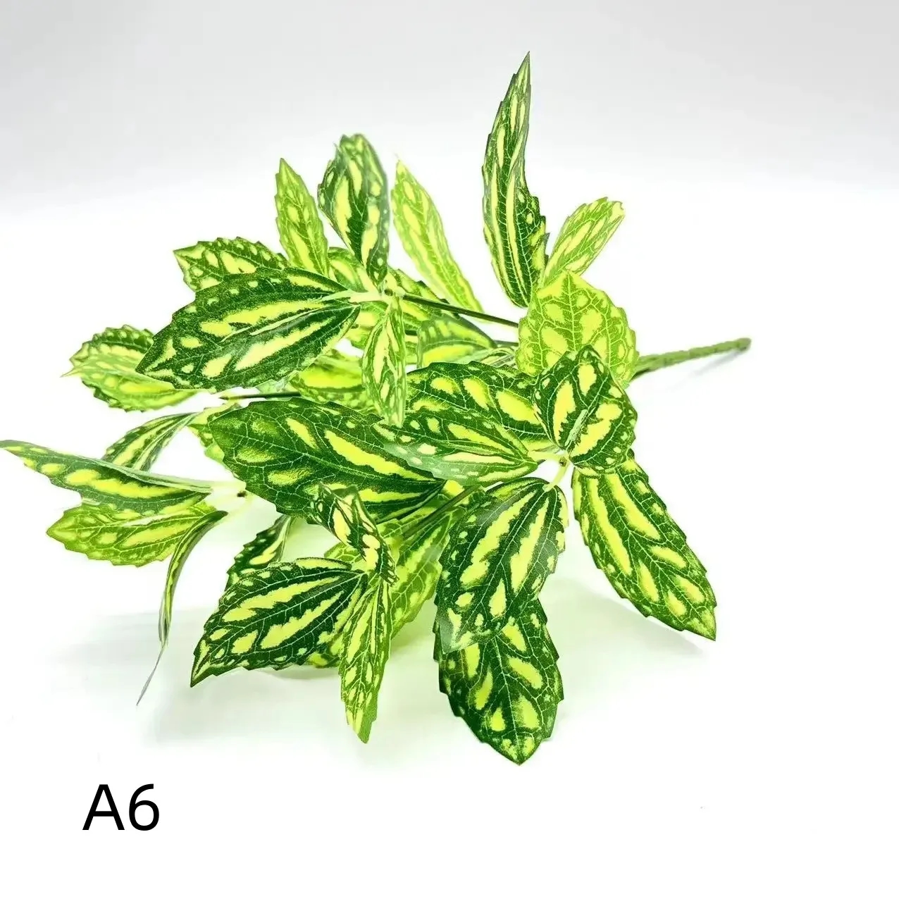 Diversas plantas artificiais em vasos