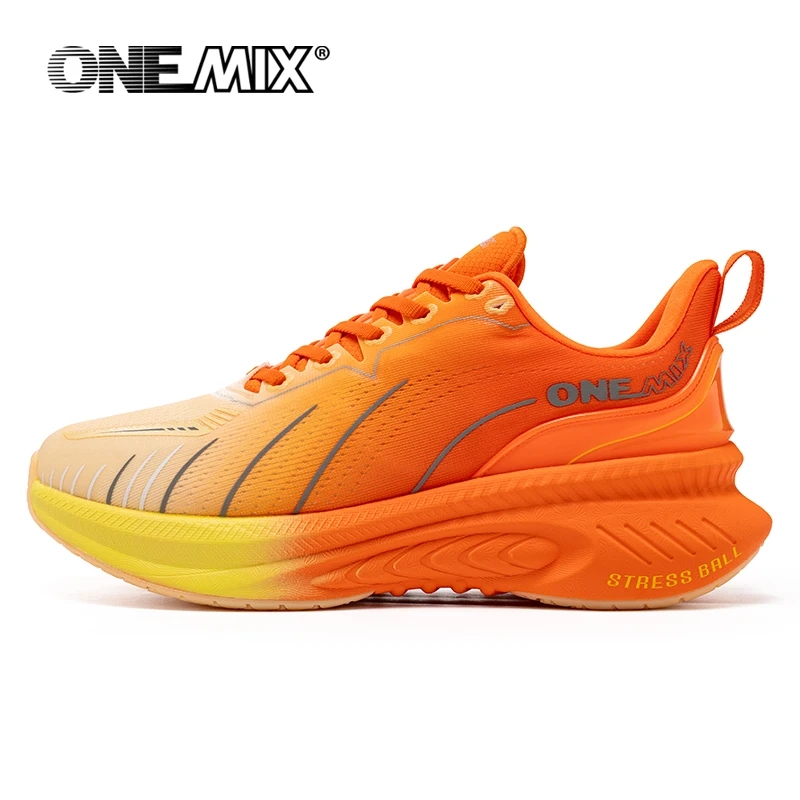 Vista lateral de los zapatos deportivos blancos ONEMIX con detalles brillantes