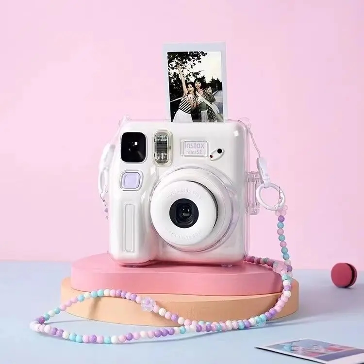 Câmera Instax Mini SE com autofoco em fundo de fotos vibrantes