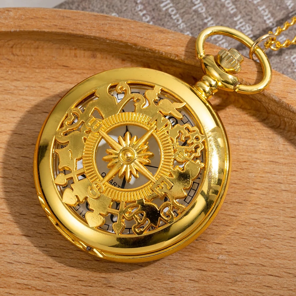 Detailansicht des Zifferblatts mit arabischen Ziffern auf der antiken Taschenuhr