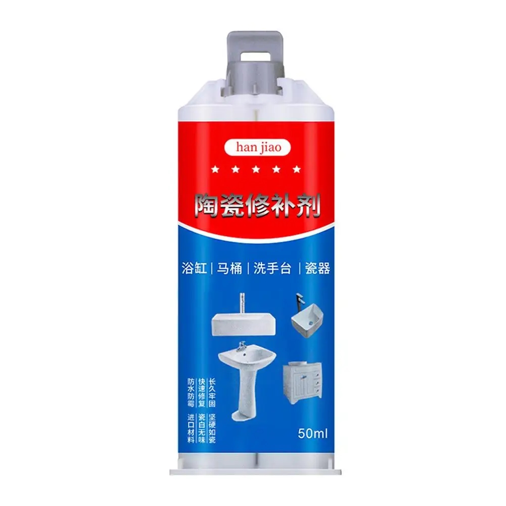 수리 도구 옆의 테이블에 놓인 타일 접착제