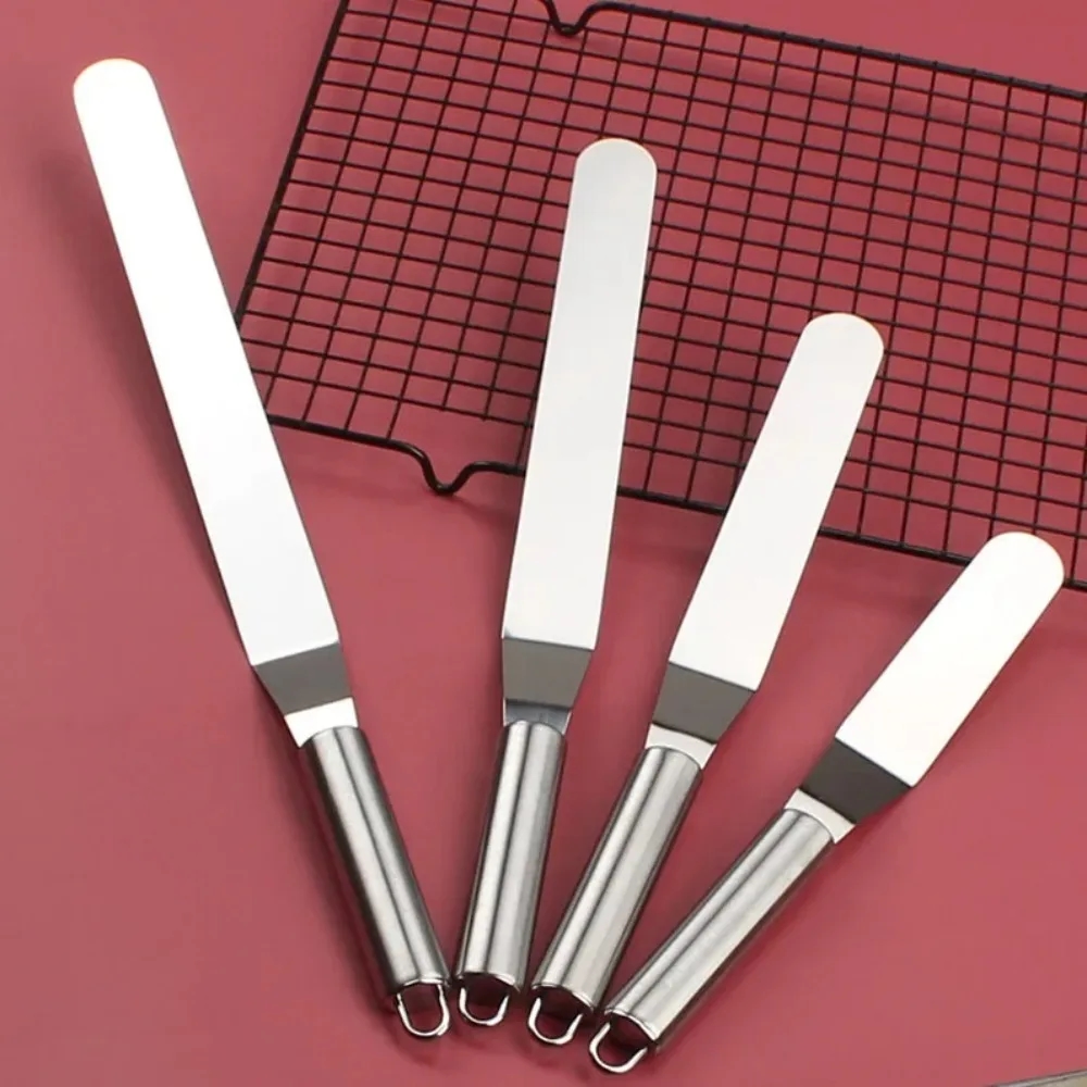 Compact stainless steel spatula, ideal for fine cake decoration