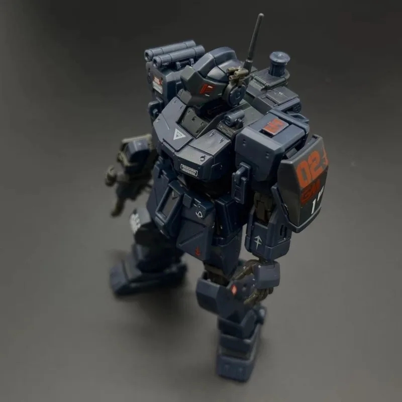 Des tons bleu foncé et gris créent un effet de peinture nocturne sur le modèle assemblé de figurine Gundam