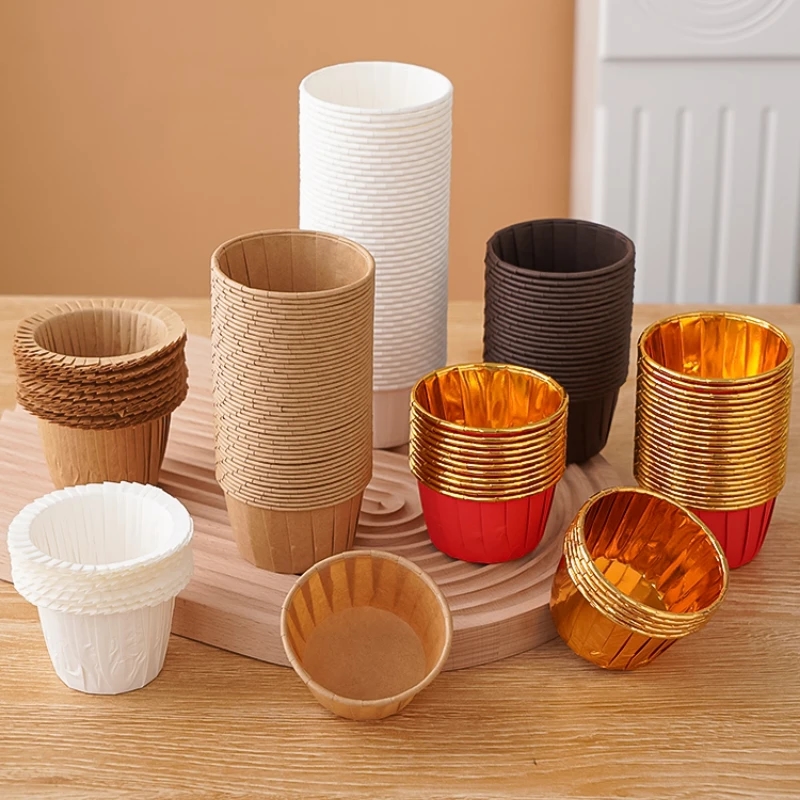 Caissettes dorées pour cupcakes sur une table de cuisine, prêtes à être cuites