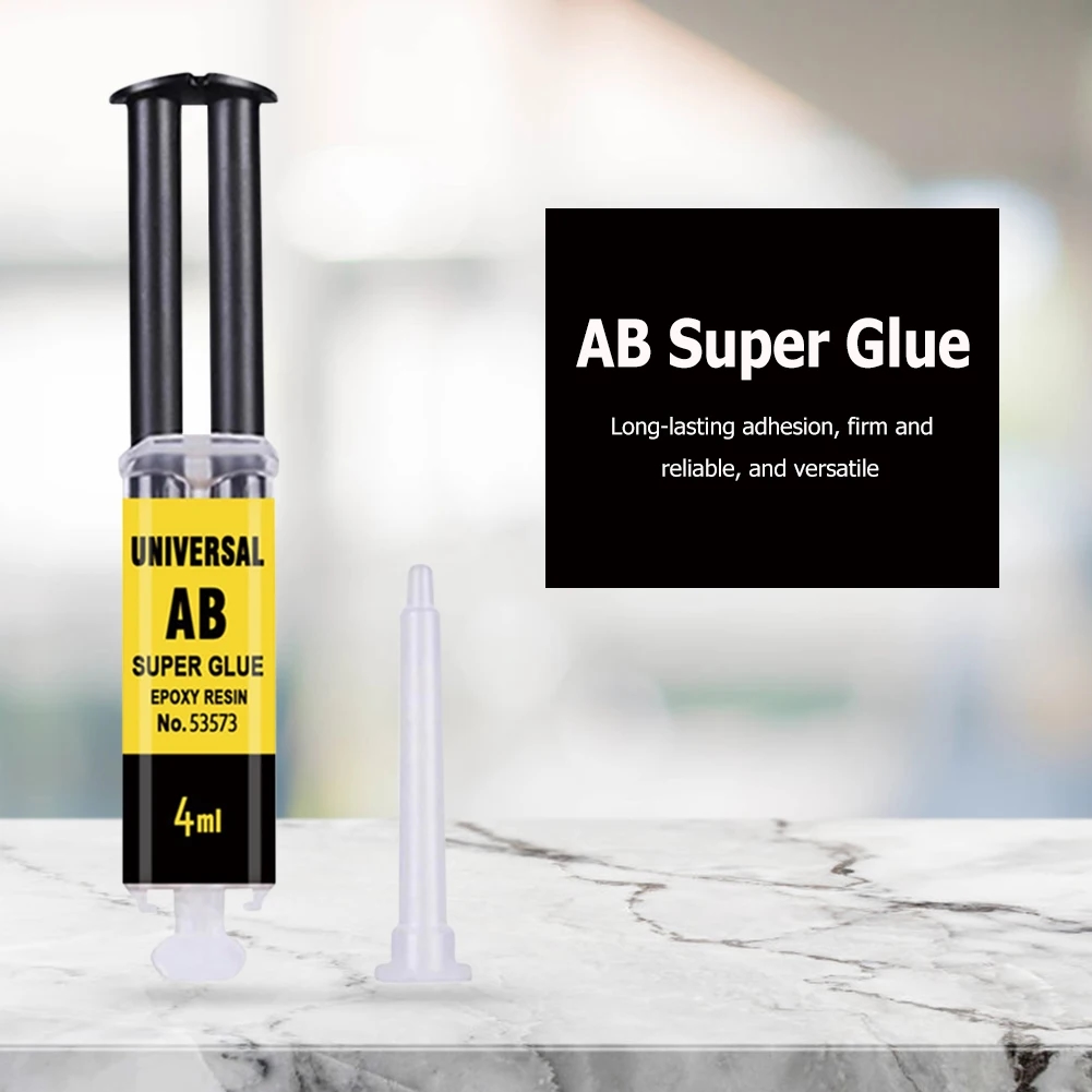Hand trägt Epoxidkleber auf eine Oberfläche auf, um sie zu reparieren