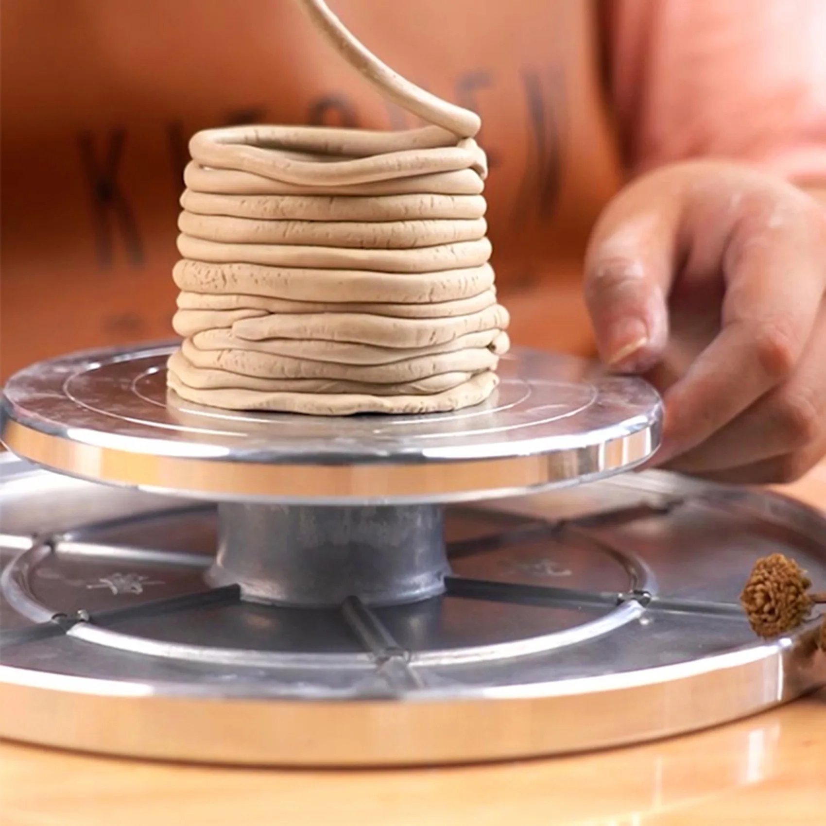Aluminum rotating table, which is convenient and practical to use for working with ceramics