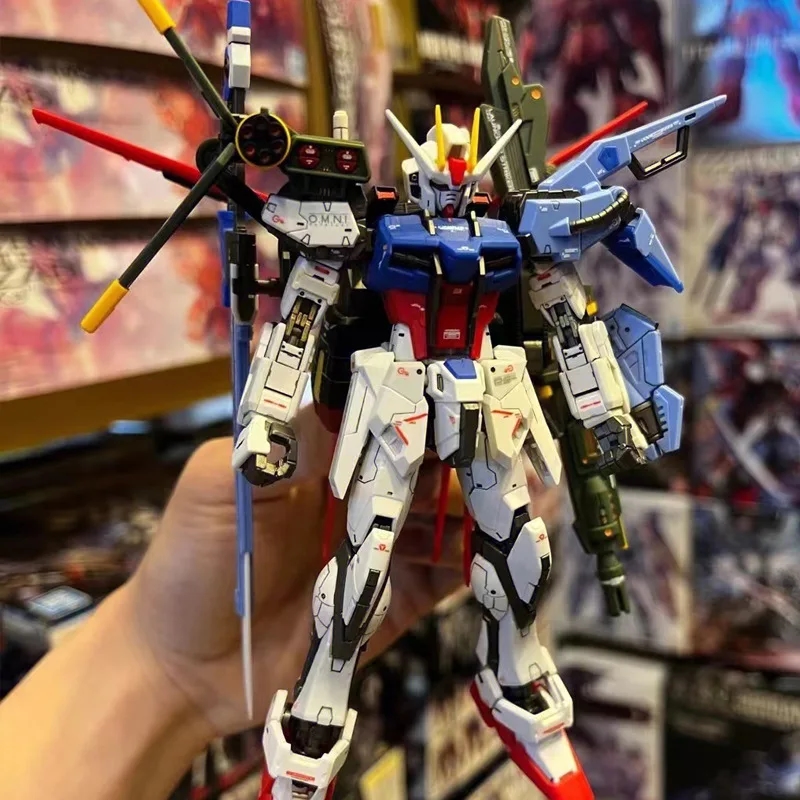 Modellbausatz der Gundam-Figur mit vielen Details und Zubehör