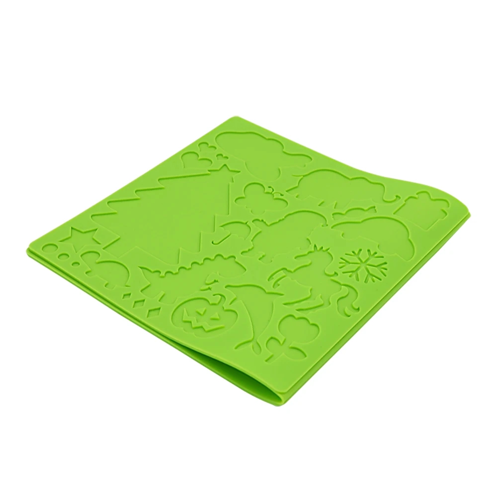 Ein Kind zeichnet konzentriert mit einem 3D-Stift auf einer Silikonunterlage mit Muster