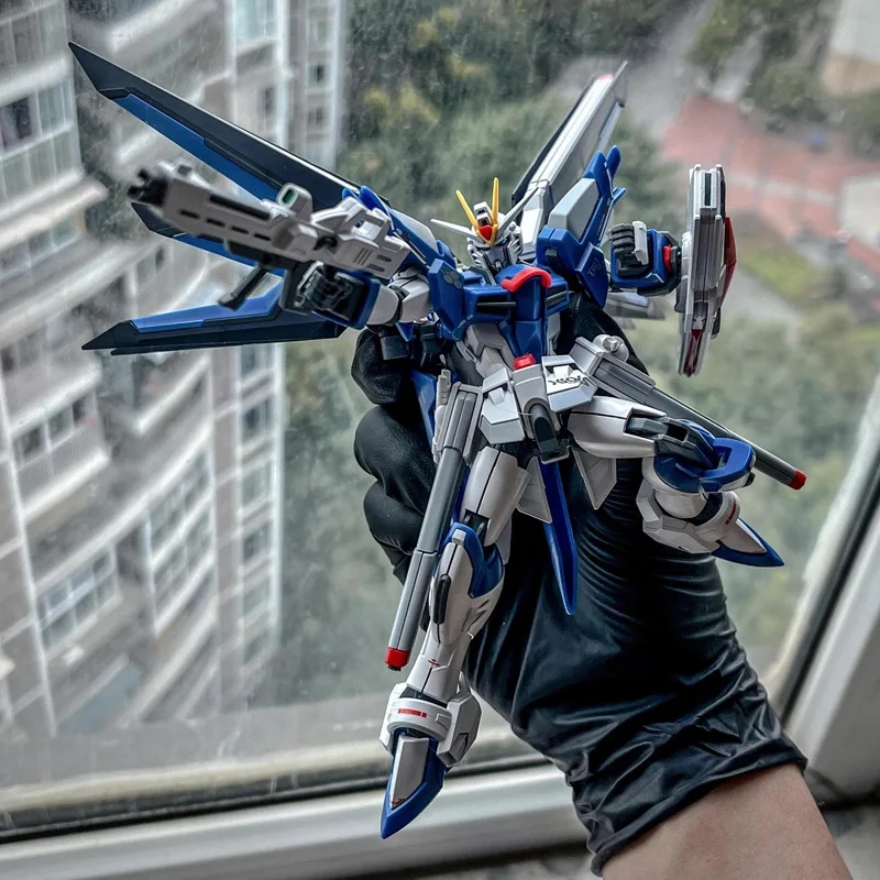 Nahaufnahme der Teile der Robotermodellfigur Mecha Flying Freedom HG 1/144 SEEDFREEDMO