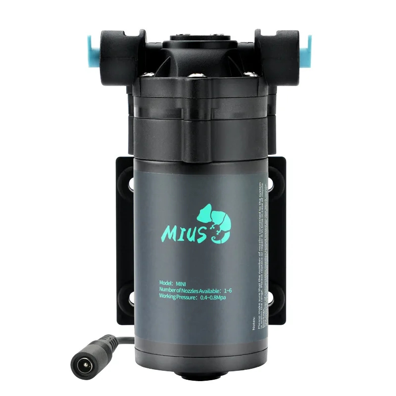 Water spraying device for creating mist in terrarium