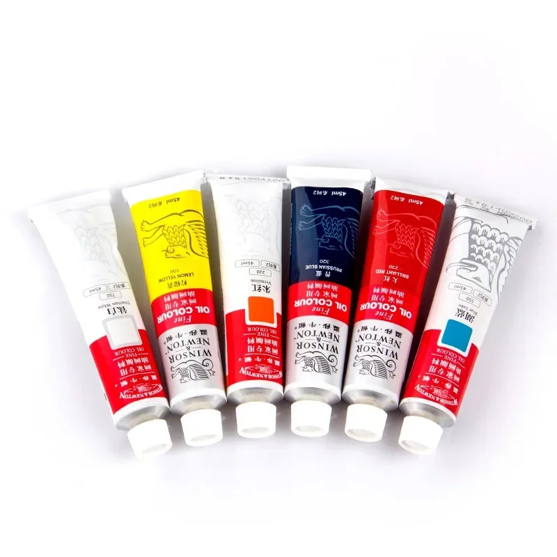 The artist uses WINSOR&NEWTON professional oil paint tubes for drawing