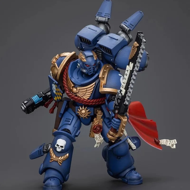 Detalle de las armas y el equipo en las manos de la figura del Capitán Ultramarines