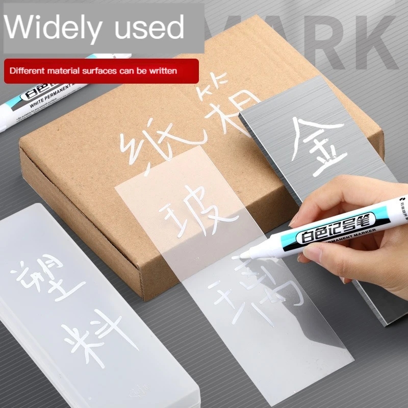 검정색 배경에 흰색 마커로 깨끗하고 균일한 선을 그리는 손