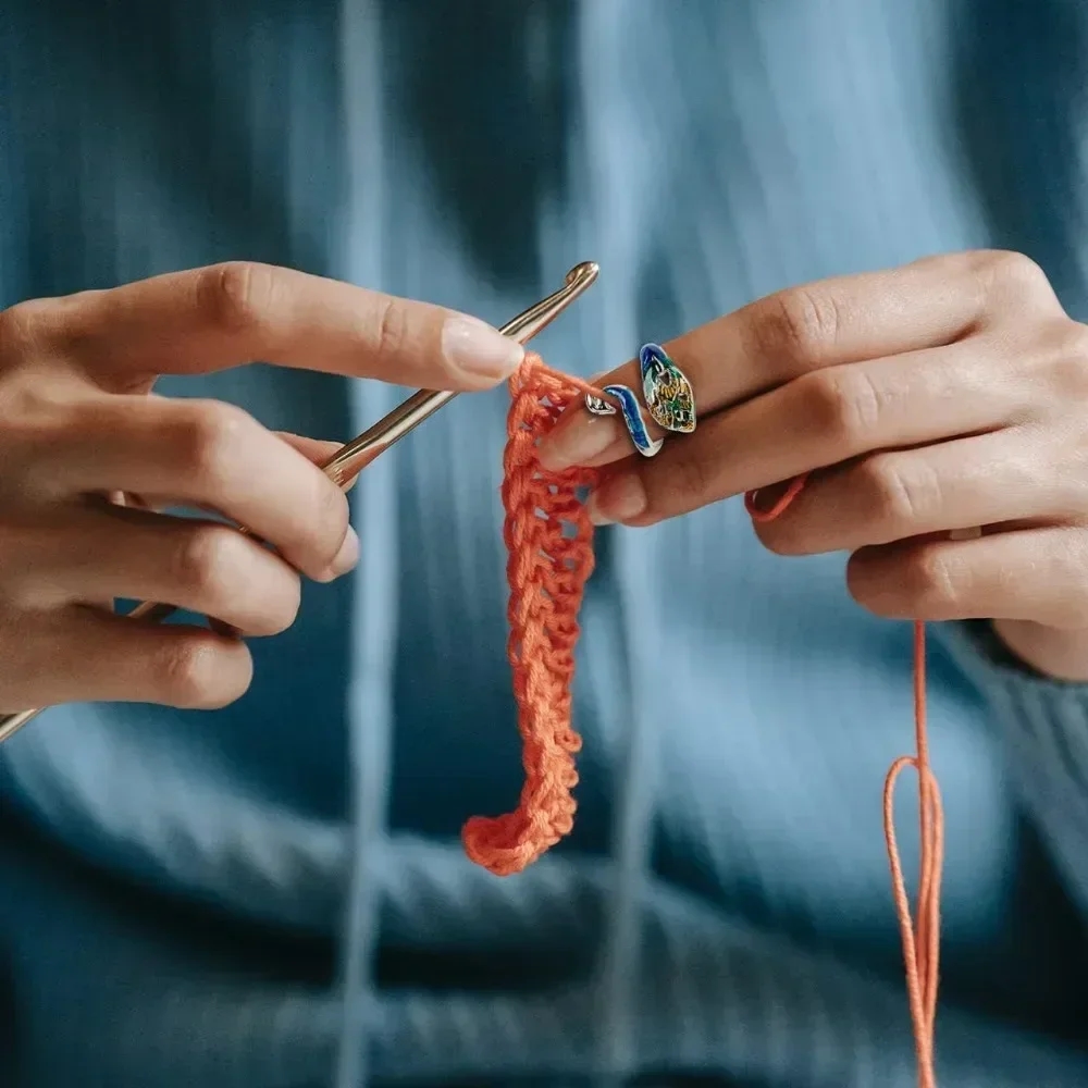 Durable knitting ring, helps avoid finger pain when working with yarn