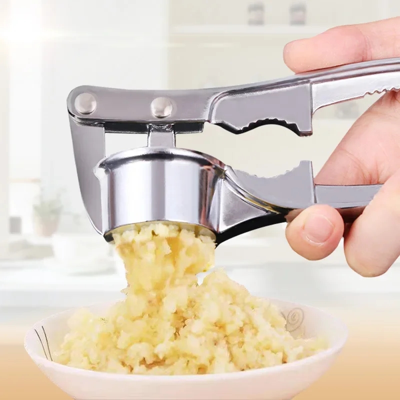 Garlic press in hand, convenient for storage and use in the kitchen
