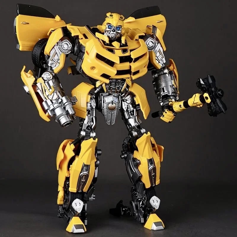 Figura de Bumblebee em close-up, mostrando os impressionantes tamanhos do brinquedo
