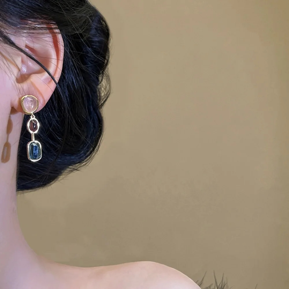 Gorgeous women's earrings with an elegant stone decor