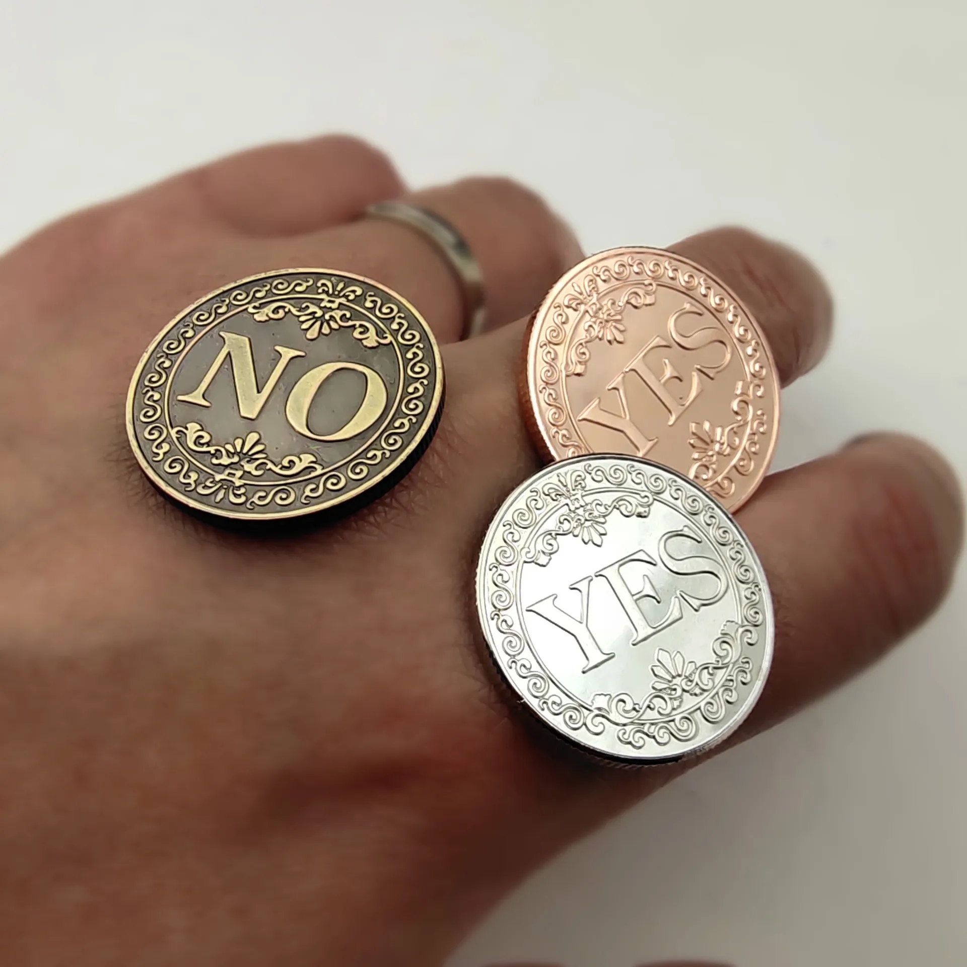 Double-sided design of the coin with USA symbolism, eye-catching