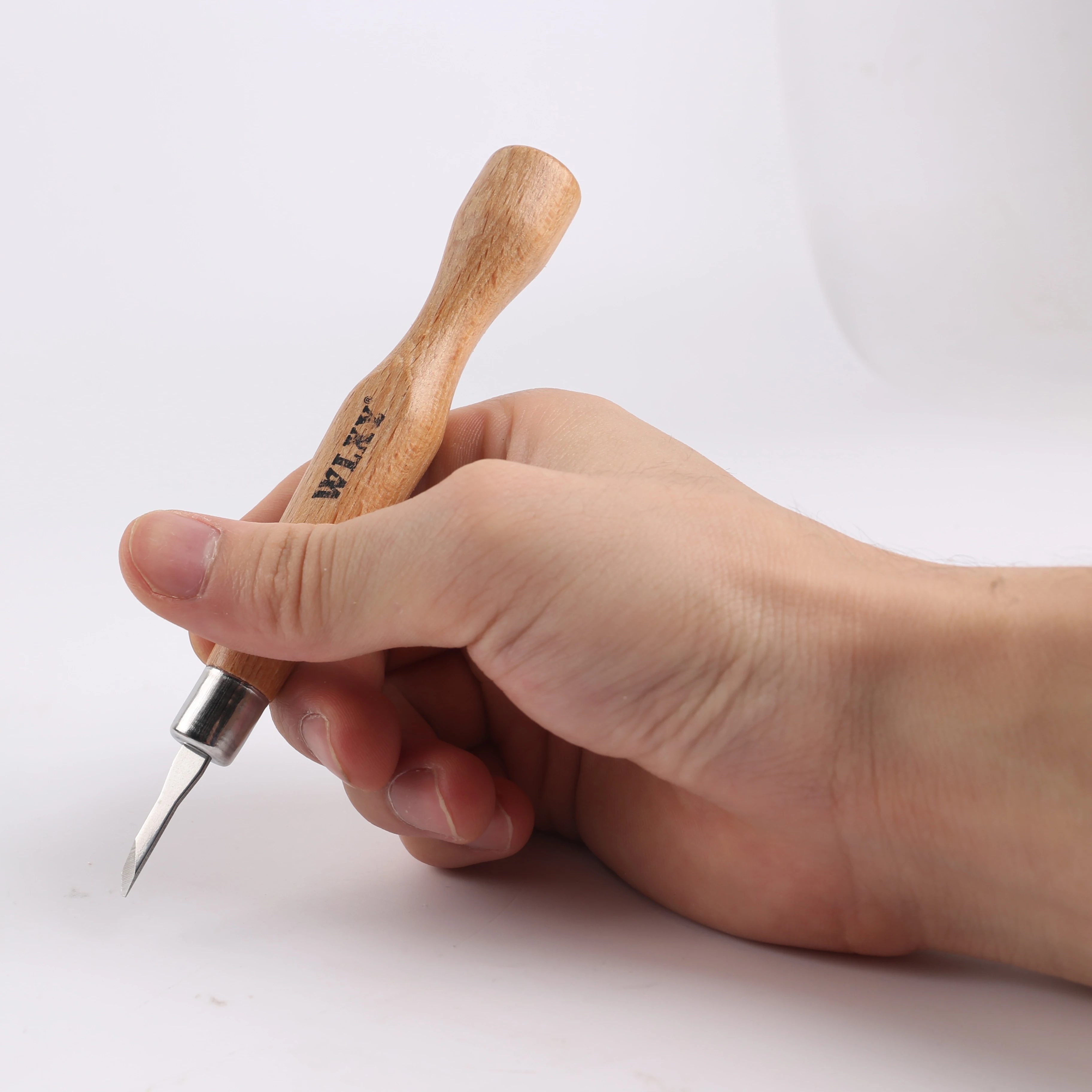 Practical case for convenient storage of wood chisels