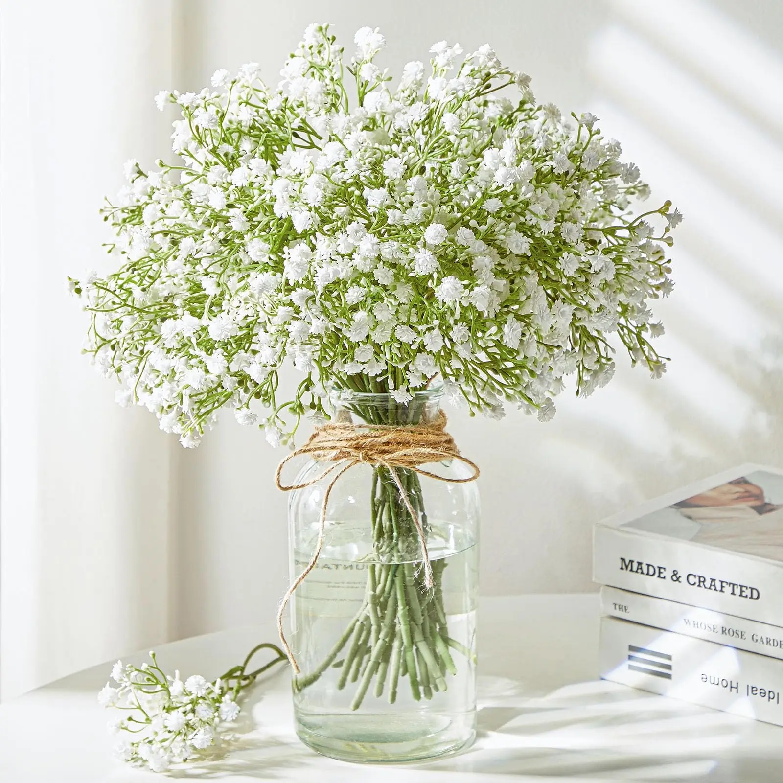 Flores artificiales blancas Gypsophila en un manojo