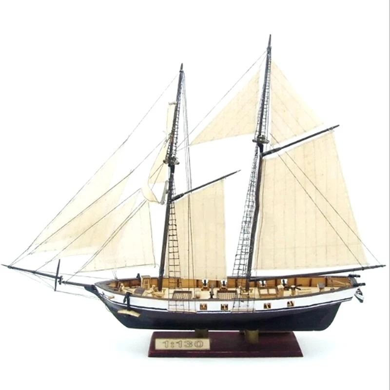 Fertig montiertes Modell eines Segelschiffs, das das Interieur schmückt