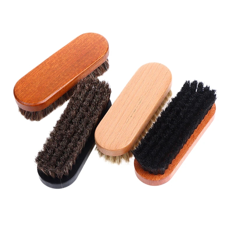 Brosse élégante pour chaussures avec un manche confortable, idéale pour le soin du cuir