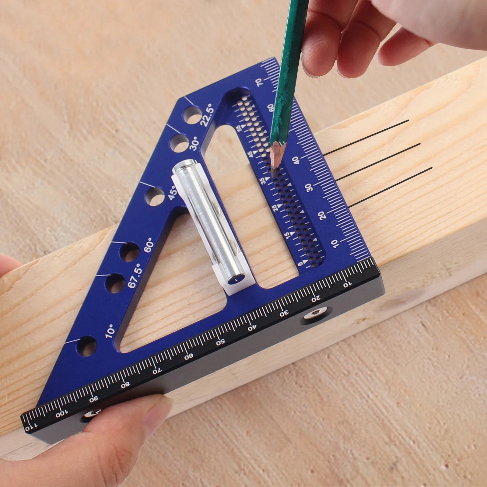Clear angular divisions on the scale allow to measure angles precisely