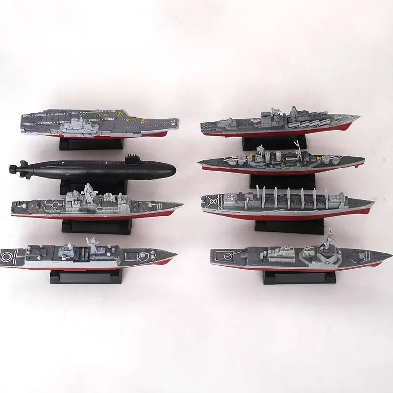 Vista detalhada do modelo de navio de guerra com aviões e helicópteros no convés