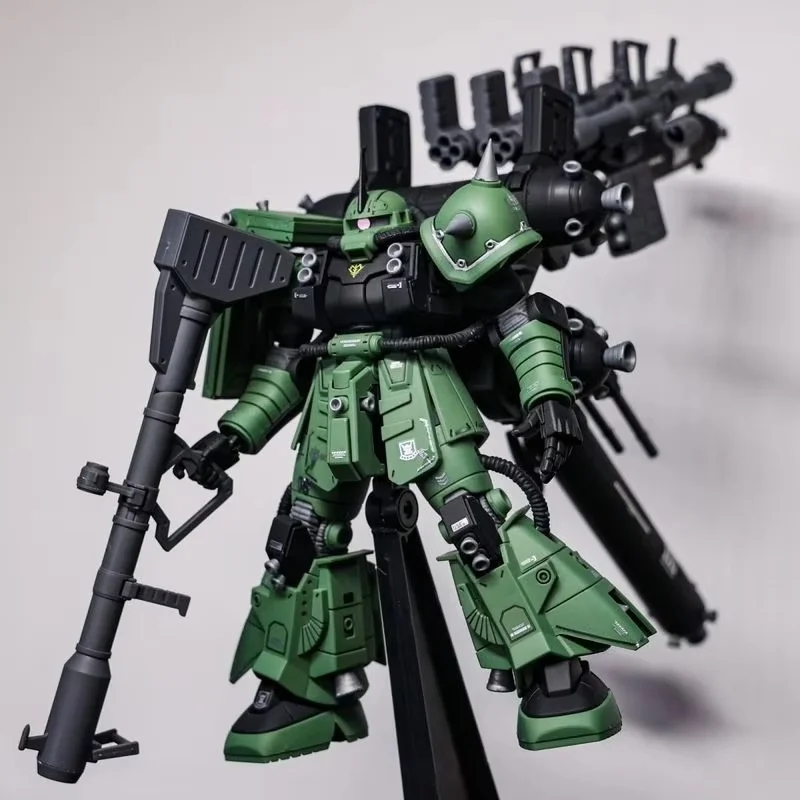Robuste Box mit Abbildung des Modells 1/144 des grünen Mechs ZAKU, die deren Inhalt beim Transport schützt