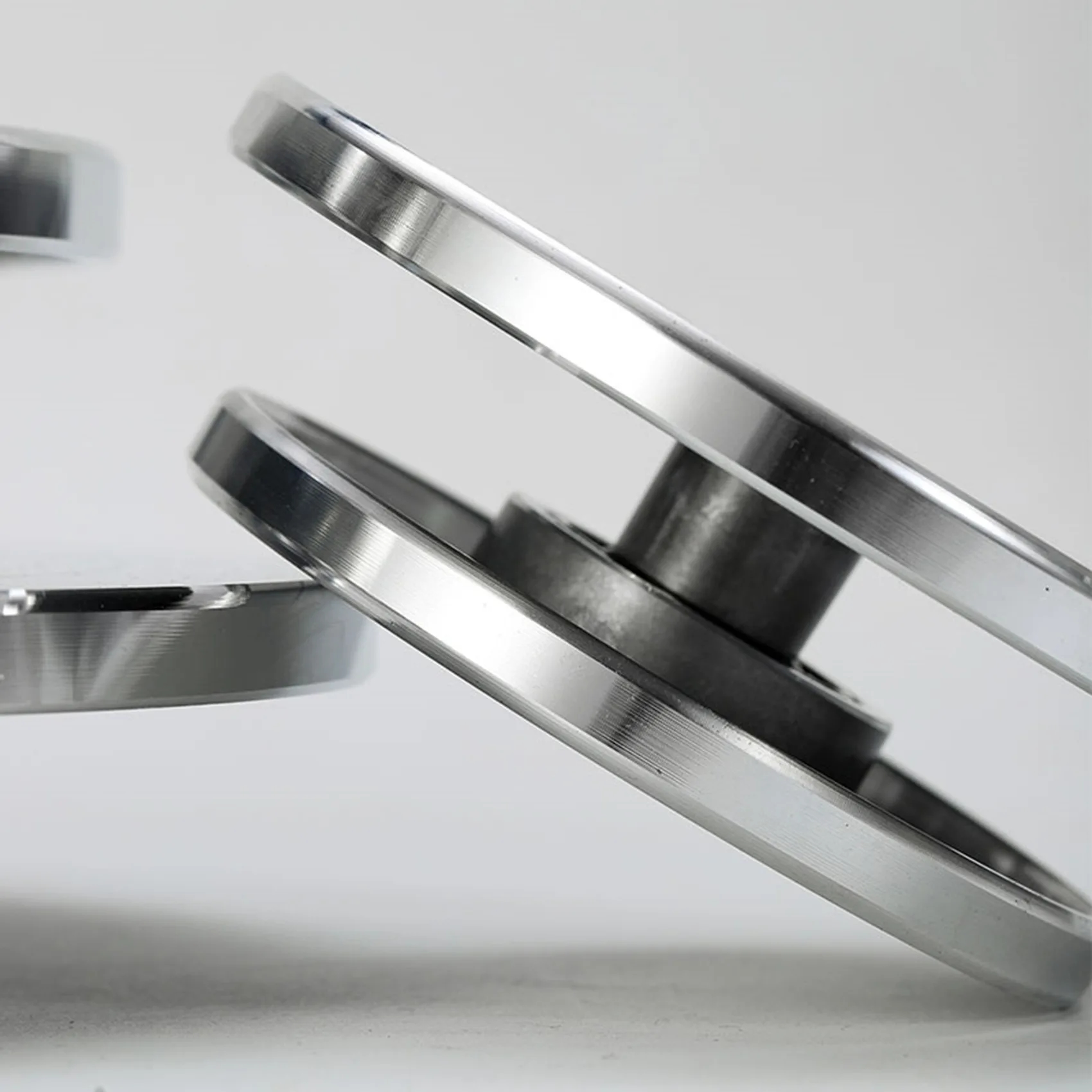 Aluminum rotating table, which is lightweight, but at the same time sturdy and durable