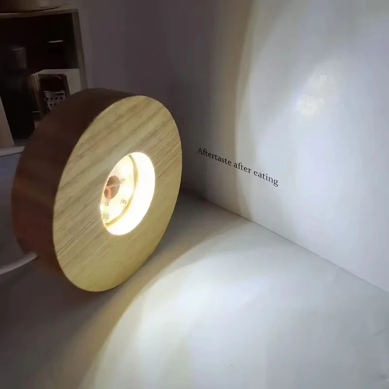 Lampe mit hohem Helligkeitsniveau, geeignet für Arbeit und Entspannung