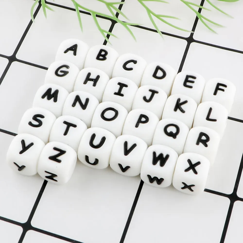 Close-up do conjunto de contas de silicone com letras