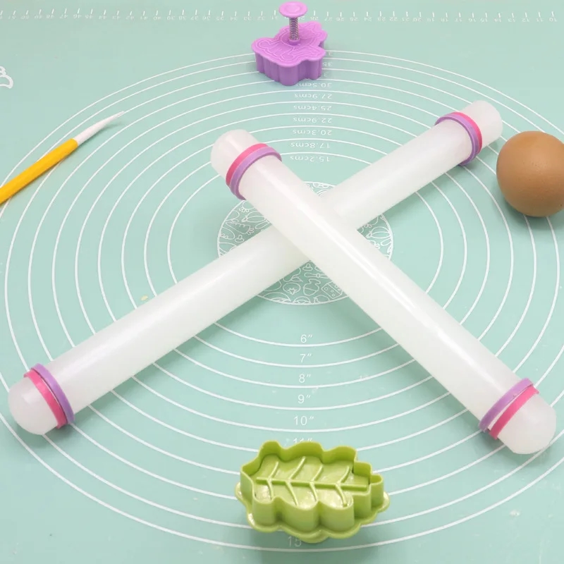 Plastic rolling pin for even dough rolling