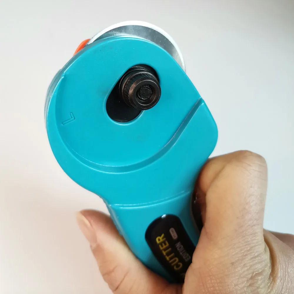 Safe and easy-to-use cutter FT145 with a protective cover
