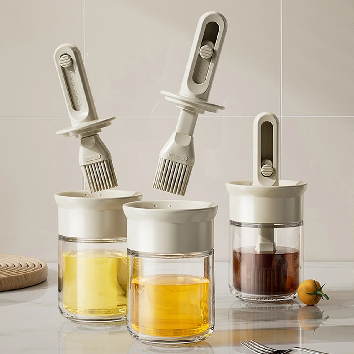 Oil brush with adjustable length for convenient use