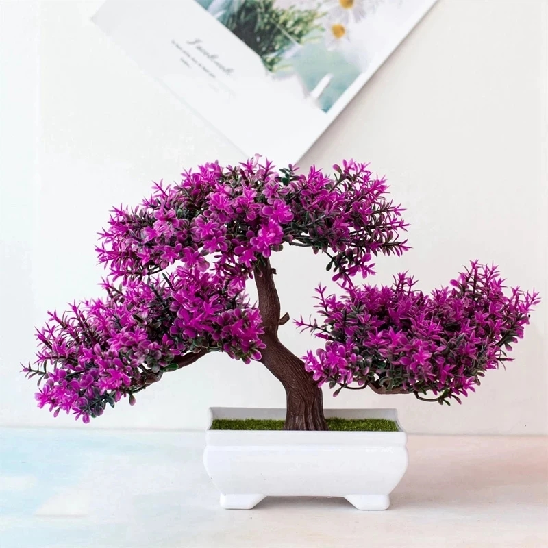 Close-up dos ramos e folhas exuberantes da árvore bonsai artificial em miniatura
