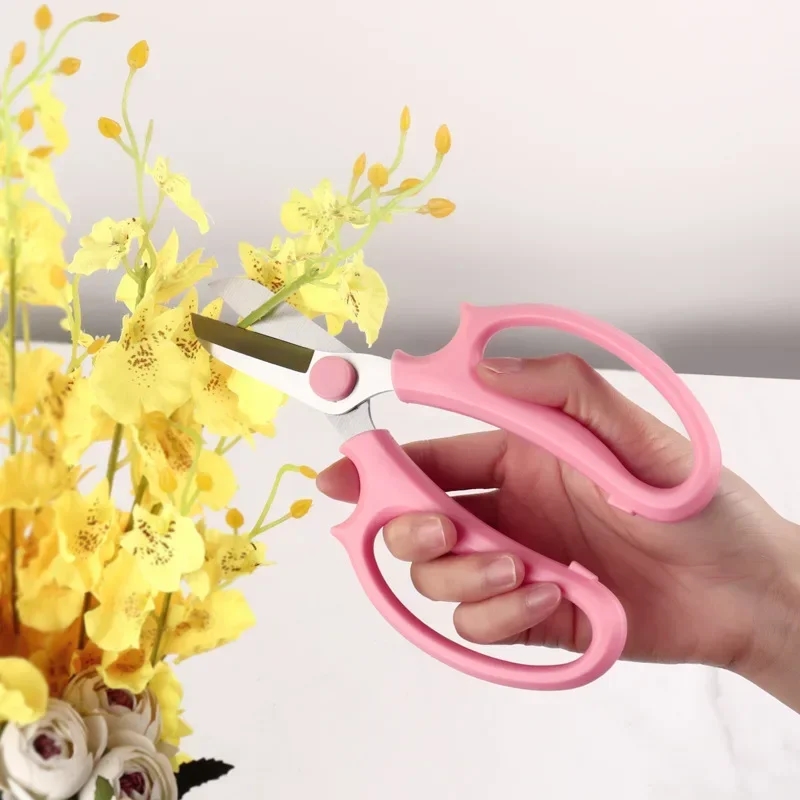 Tijeras profesionales para floristas contra un fondo de flores
