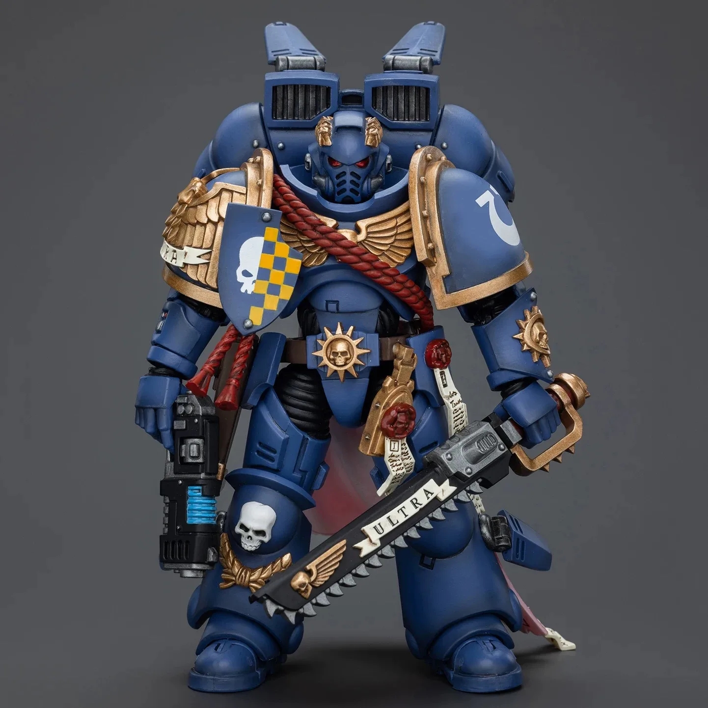 Vista detallada de la figura del Capitán Ultramarines con mochila