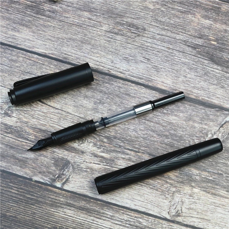 Pena fina da caneta permite escrever de forma clara e precisa, ideal para anotações e notas