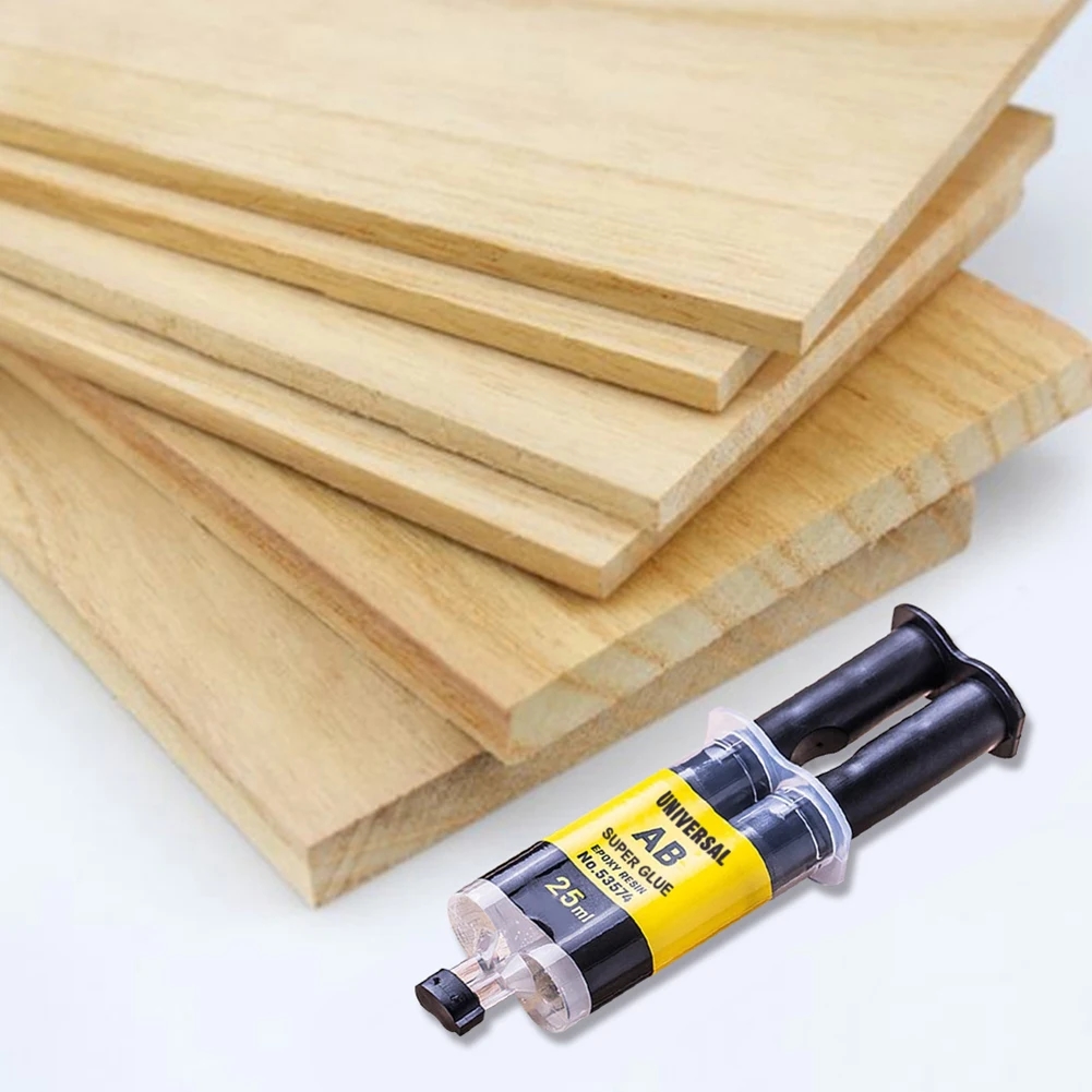 Zwei Holzteile, die fest mit Epoxidkleber verbunden sind