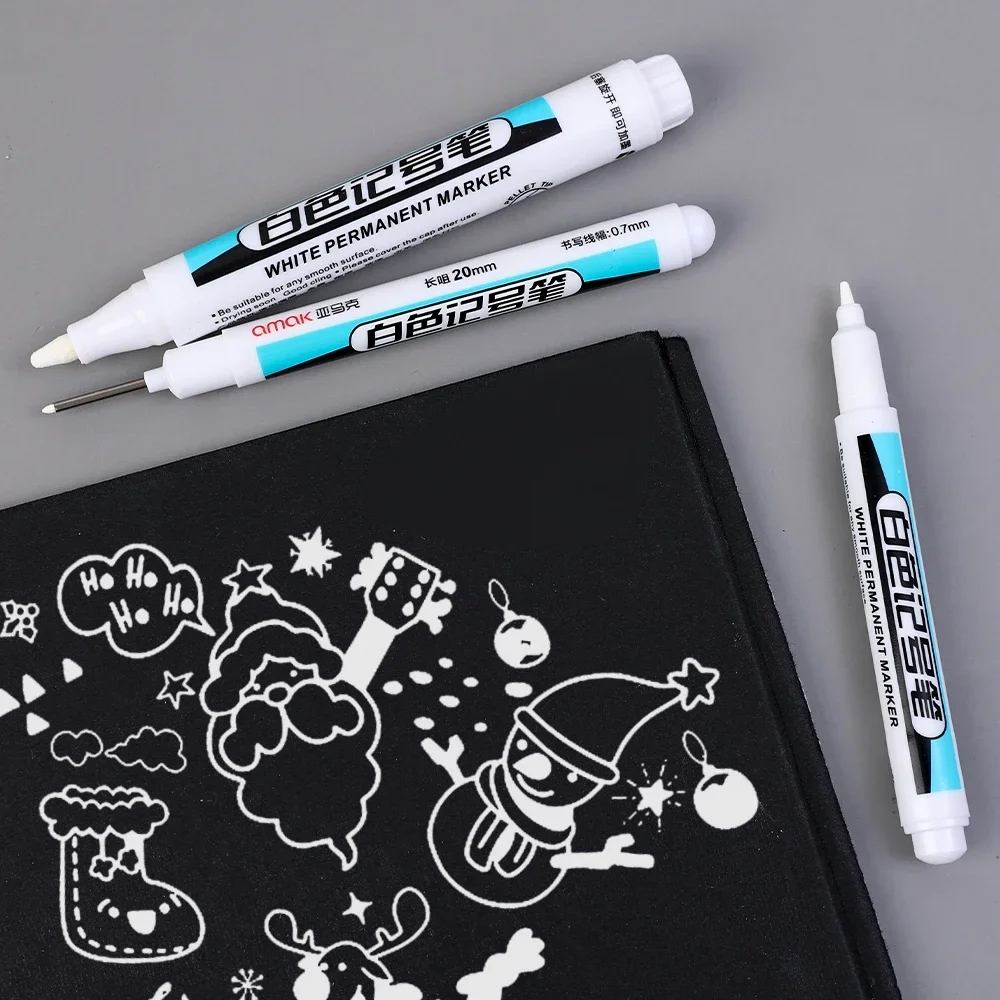 Le marqueur applique uniformément une bande vive sur une surface en caoutchouc